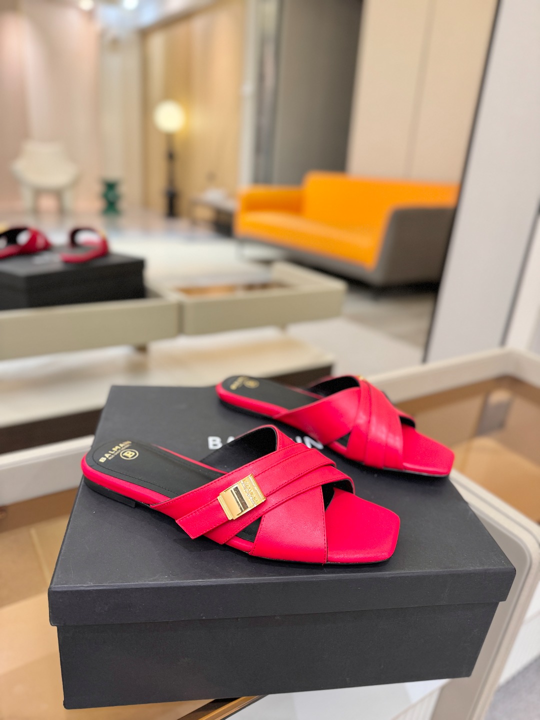 Balmain巴尔曼走秀时装 👄嘴唇时髦平底拖巴尔曼 愈发別致出众 赶紧来一双巴尔曼小美鞋率性的𝘽𝙖𝙡𝙢