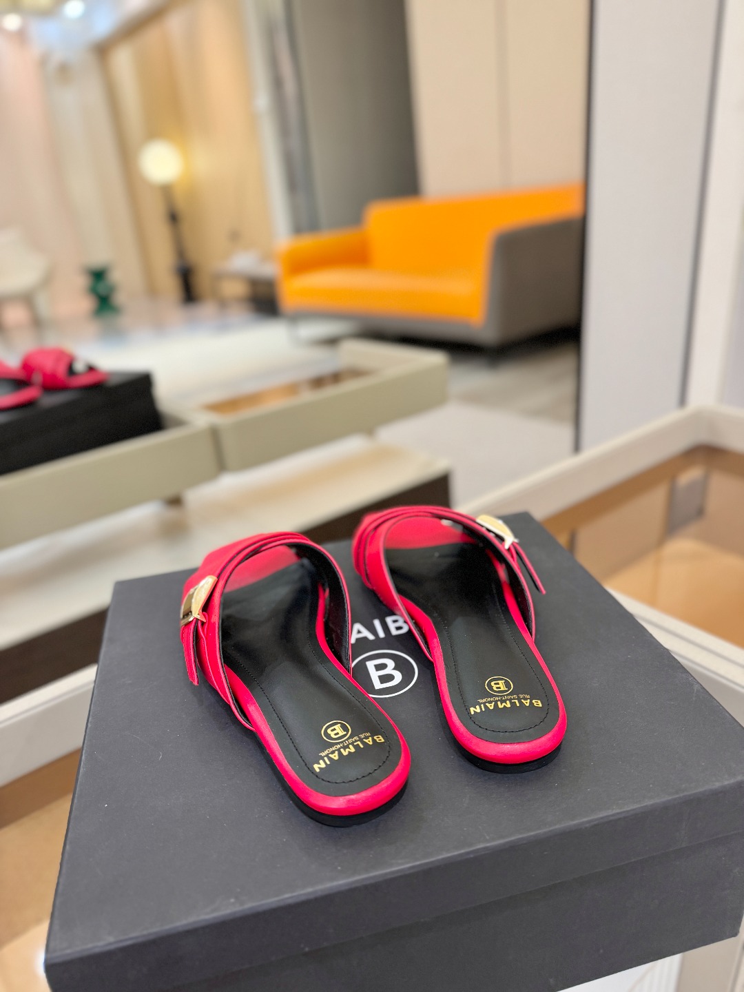 Balmain巴尔曼走秀时装 👄嘴唇时髦平底拖巴尔曼 愈发別致出众 赶紧来一双巴尔曼小美鞋率性的𝘽𝙖𝙡𝙢