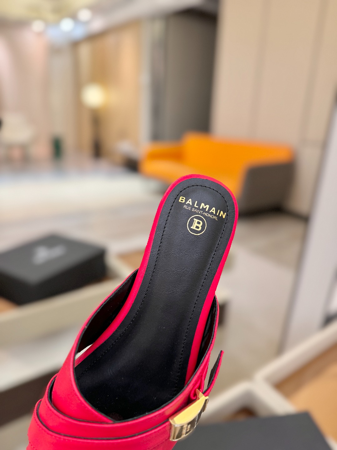 Balmain巴尔曼走秀时装 👄嘴唇时髦平底拖巴尔曼 愈发別致出众 赶紧来一双巴尔曼小美鞋率性的𝘽𝙖𝙡𝙢