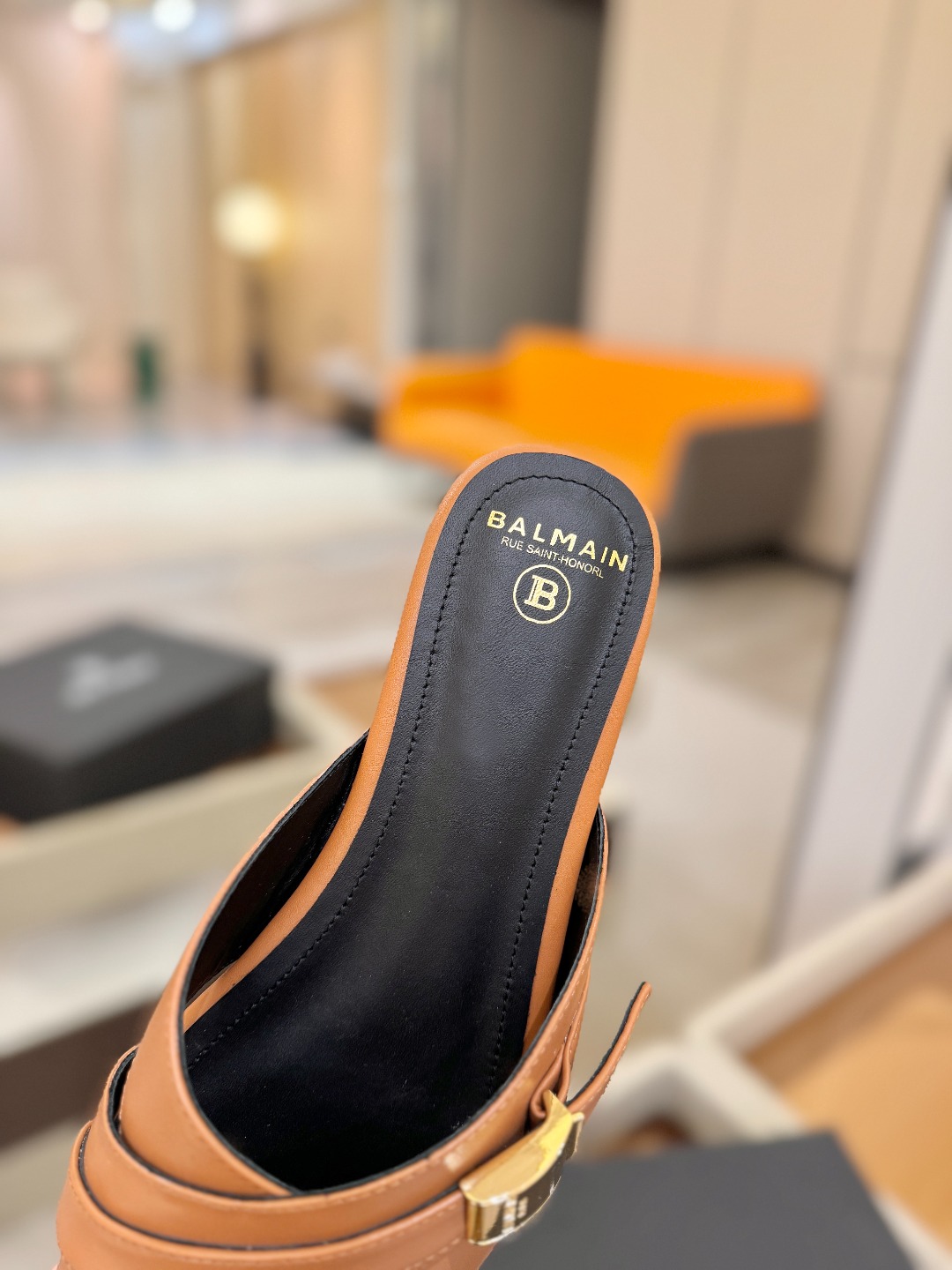 Balmain巴尔曼走秀时装 👄嘴唇时髦平底拖巴尔曼 愈发別致出众 赶紧来一双巴尔曼小美鞋率性的𝘽𝙖𝙡𝙢