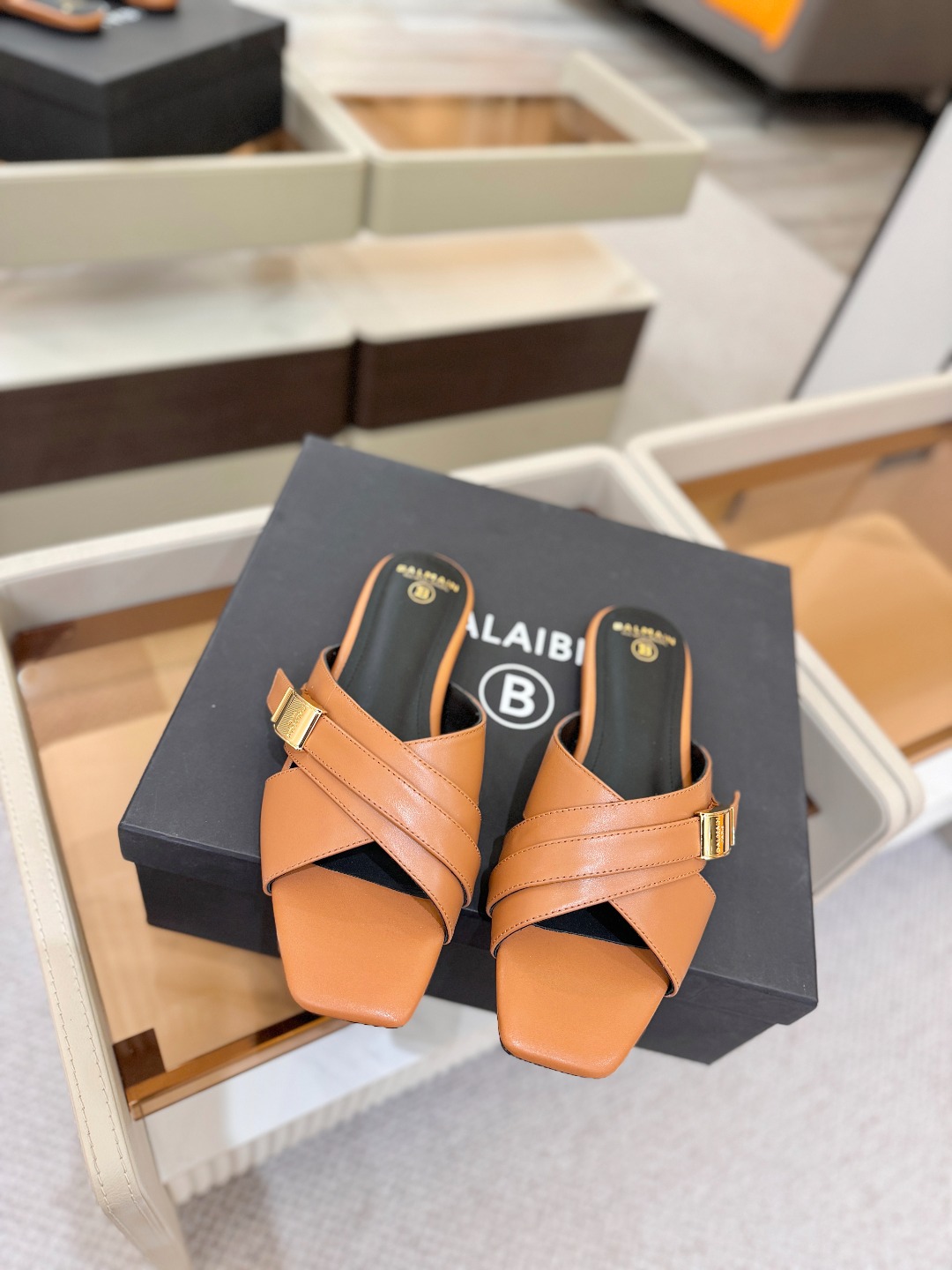 Balmain巴尔曼走秀时装 👄嘴唇时髦平底拖巴尔曼 愈发別致出众 赶紧来一双巴尔曼小美鞋率性的𝘽𝙖𝙡𝙢