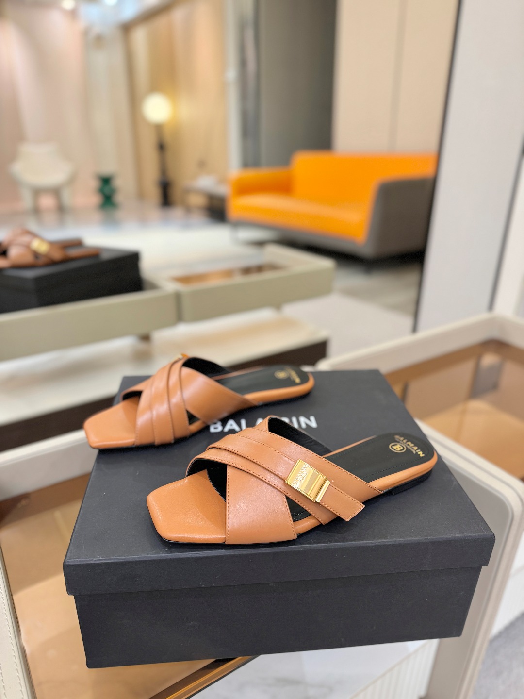Balmain巴尔曼走秀时装 👄嘴唇时髦平底拖巴尔曼 愈发別致出众 赶紧来一双巴尔曼小美鞋率性的𝘽𝙖𝙡𝙢