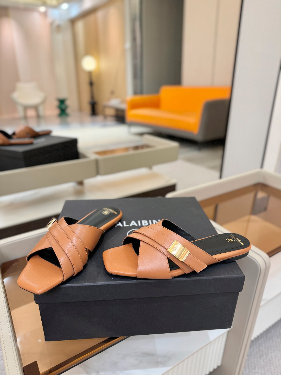 Balmain巴尔曼走秀时装 👄嘴唇时髦平底拖巴尔曼 愈发別致出众 赶紧来一双巴尔曼小美鞋率性的𝘽𝙖𝙡𝙢