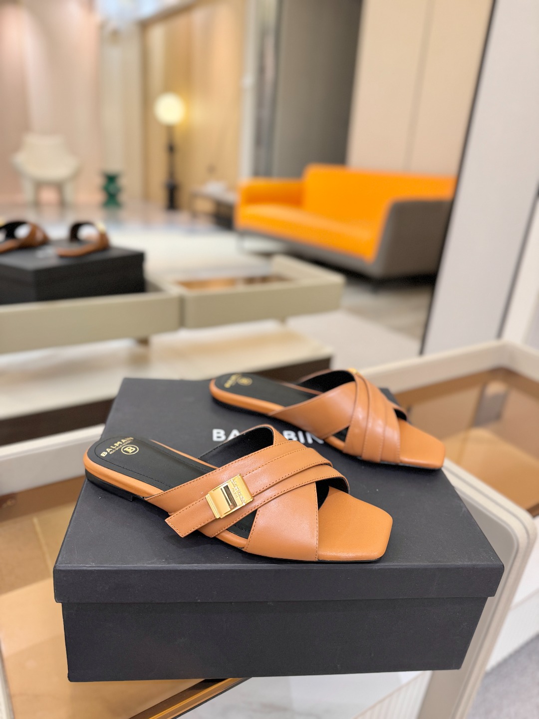 Balmain巴尔曼走秀时装 👄嘴唇时髦平底拖巴尔曼 愈发別致出众 赶紧来一双巴尔曼小美鞋率性的𝘽𝙖𝙡𝙢