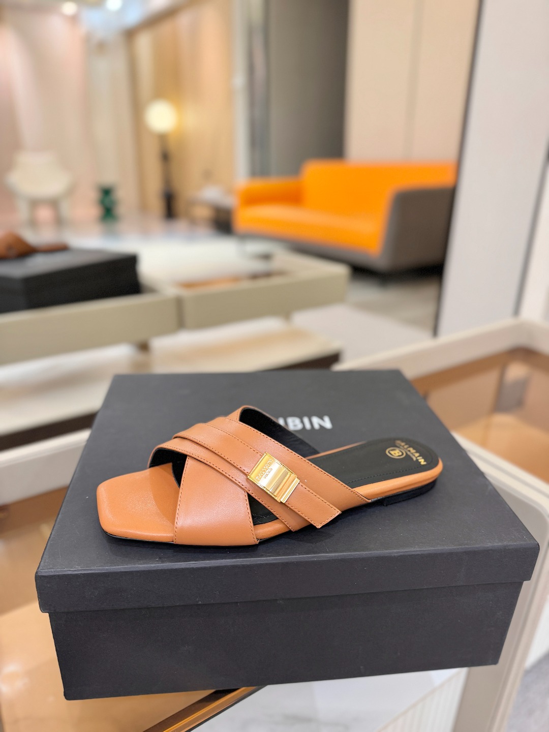 Balmain巴尔曼走秀时装 👄嘴唇时髦平底拖巴尔曼 愈发別致出众 赶紧来一双巴尔曼小美鞋率性的𝘽𝙖𝙡𝙢