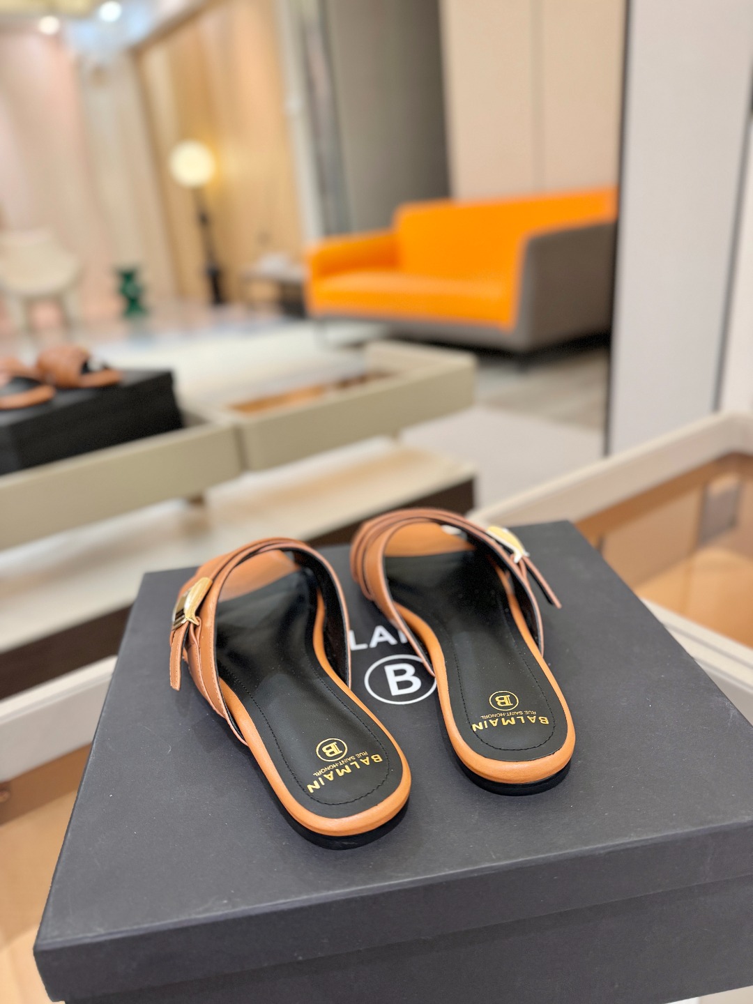 Balmain巴尔曼走秀时装 👄嘴唇时髦平底拖巴尔曼 愈发別致出众 赶紧来一双巴尔曼小美鞋率性的𝘽𝙖𝙡𝙢