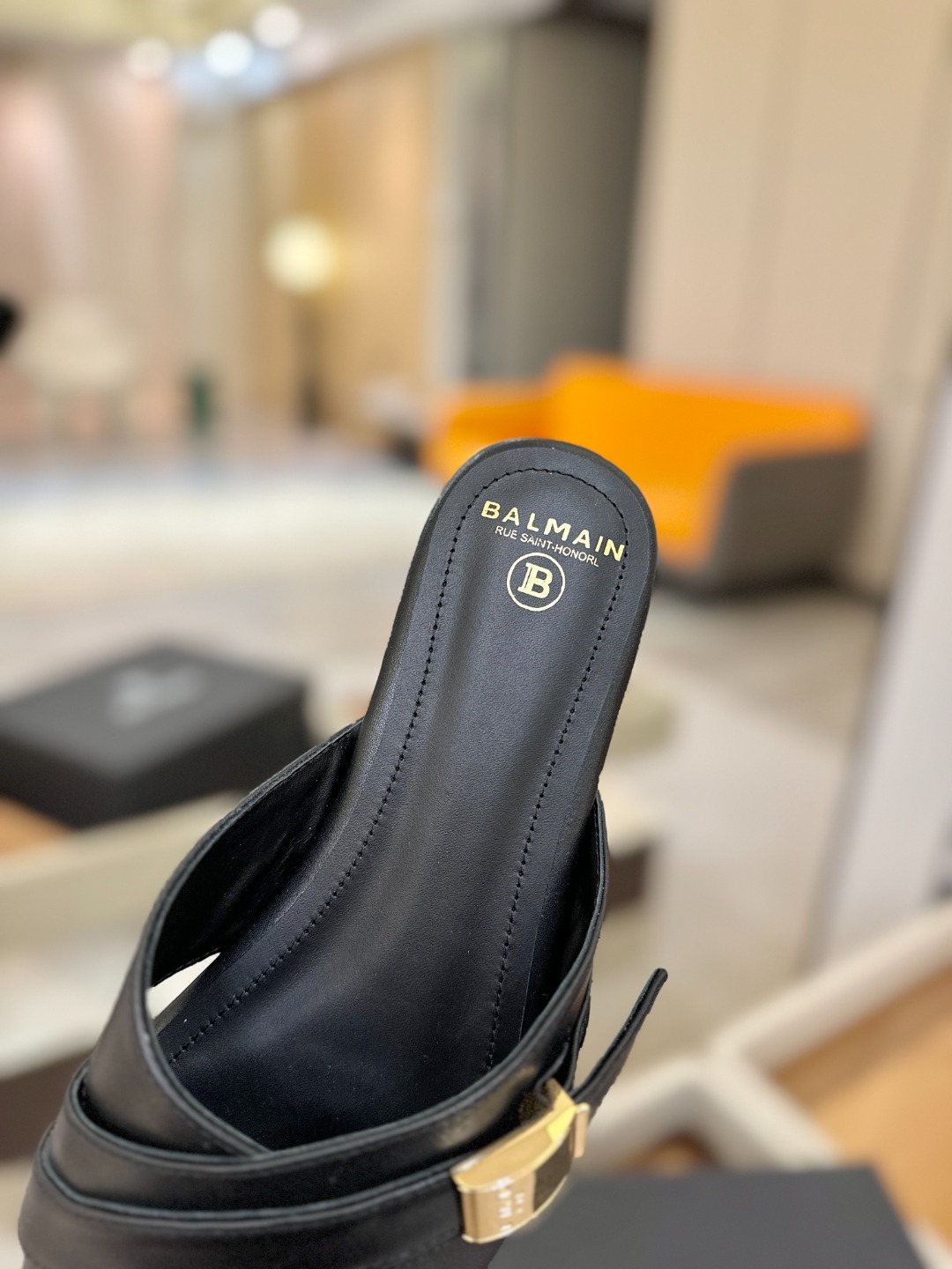 Balmain巴尔曼走秀时装 👄嘴唇时髦平底拖巴尔曼 愈发別致出众 赶紧来一双巴尔曼小美鞋率性的𝘽𝙖𝙡𝙢