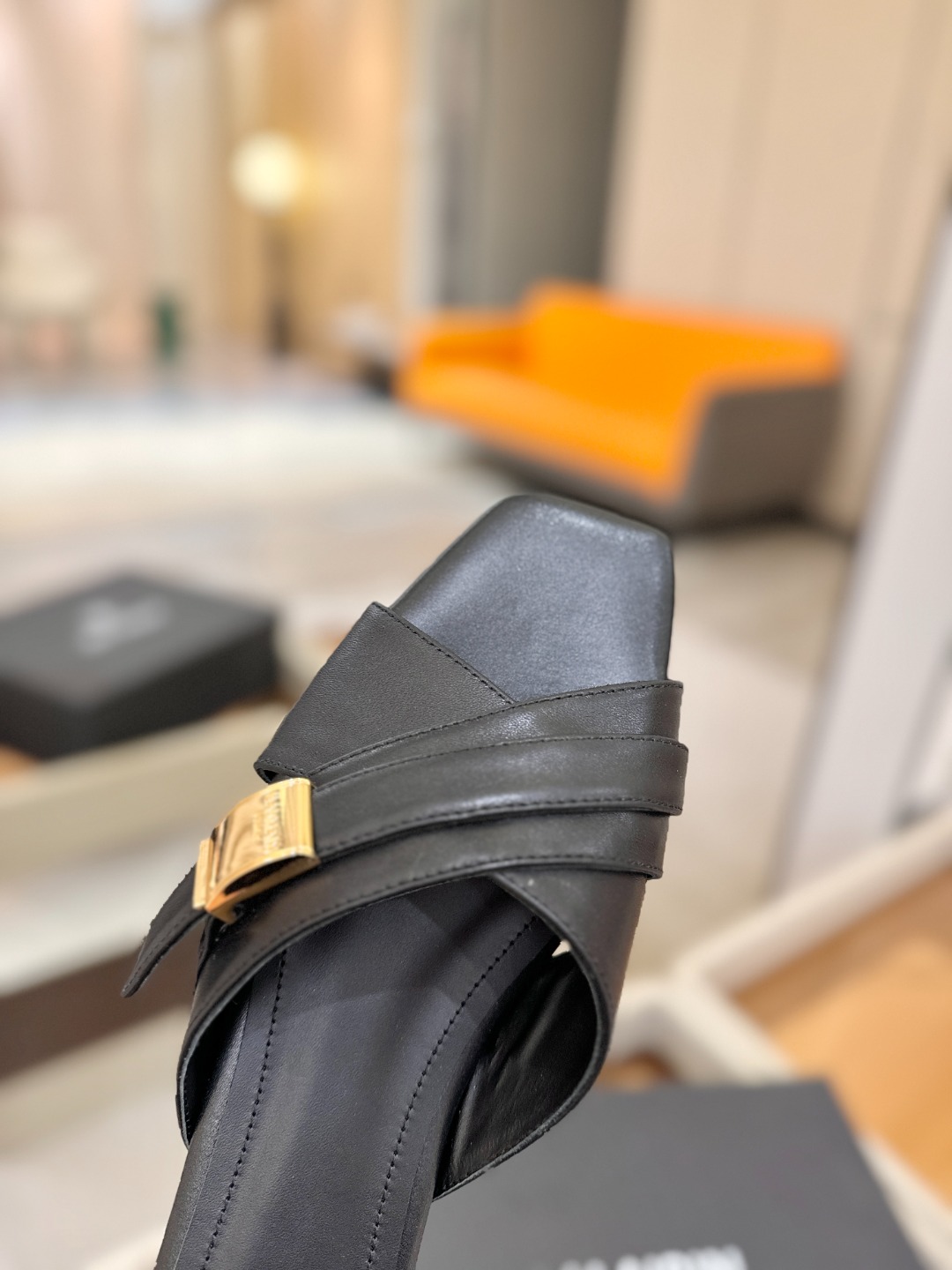 Balmain巴尔曼走秀时装 👄嘴唇时髦平底拖巴尔曼 愈发別致出众 赶紧来一双巴尔曼小美鞋率性的𝘽𝙖𝙡𝙢