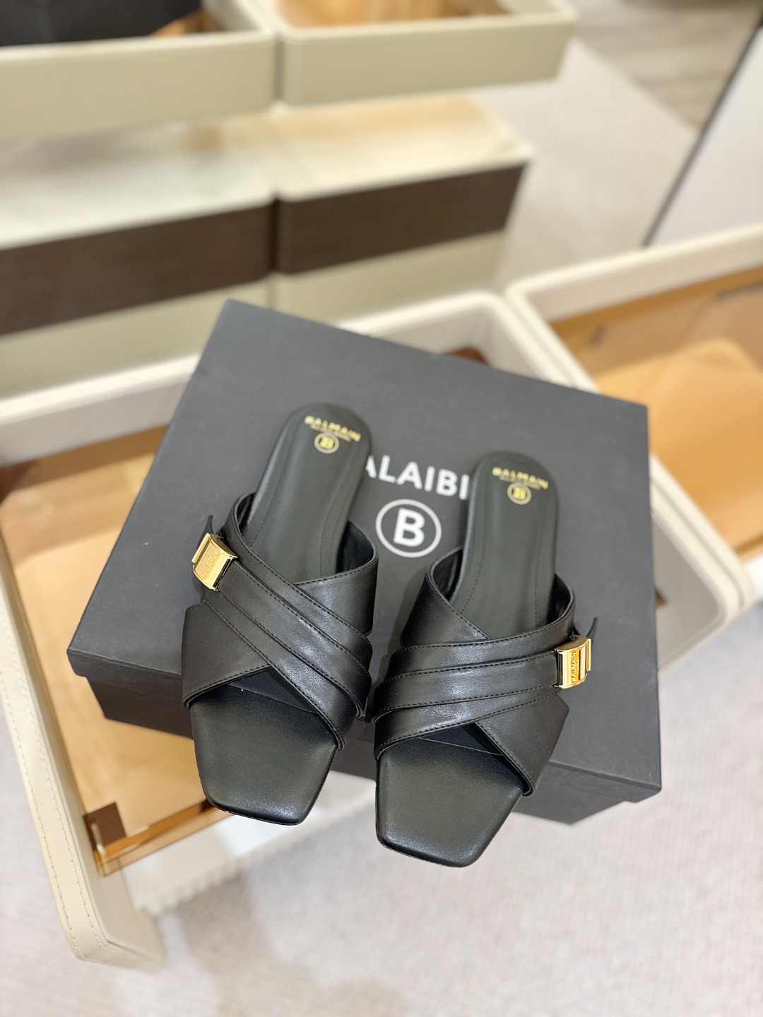 Balmain巴尔曼走秀时装 👄嘴唇时髦平底拖巴尔曼 愈发別致出众 赶紧来一双巴尔曼小美鞋率性的𝘽𝙖𝙡𝙢