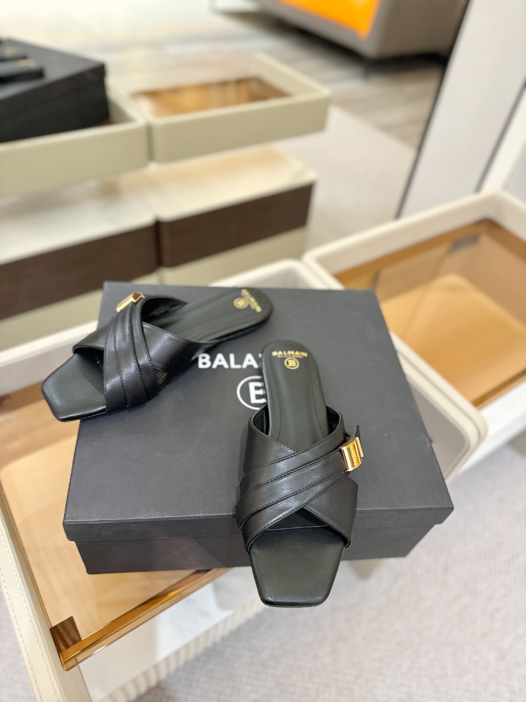 Balmain巴尔曼走秀时装 👄嘴唇时髦平底拖巴尔曼 愈发別致出众 赶紧来一双巴尔曼小美鞋率性的𝘽𝙖𝙡𝙢