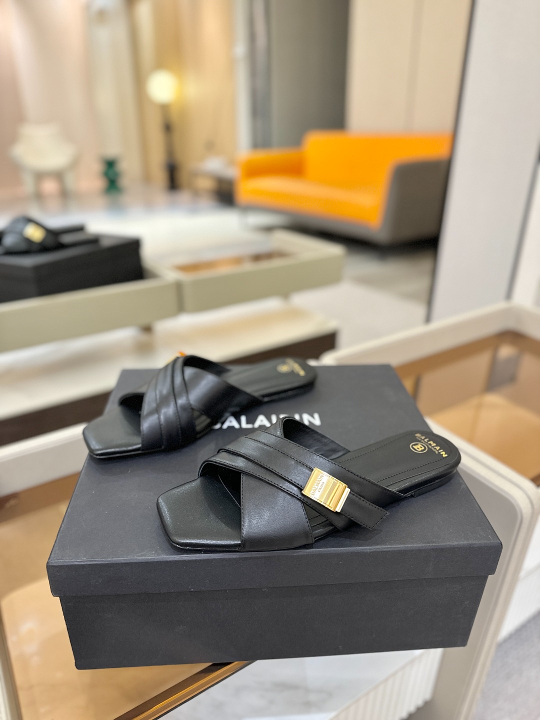 Balmain巴尔曼走秀时装 👄嘴唇时髦平底拖巴尔曼 愈发別致出众 赶紧来一双巴尔曼小美鞋率性的𝘽𝙖𝙡𝙢