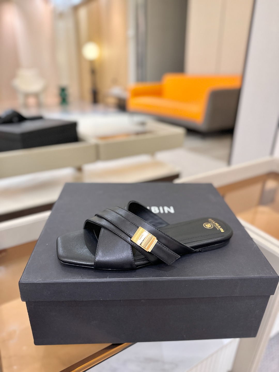 Balmain巴尔曼走秀时装 👄嘴唇时髦平底拖巴尔曼 愈发別致出众 赶紧来一双巴尔曼小美鞋率性的𝘽𝙖𝙡𝙢