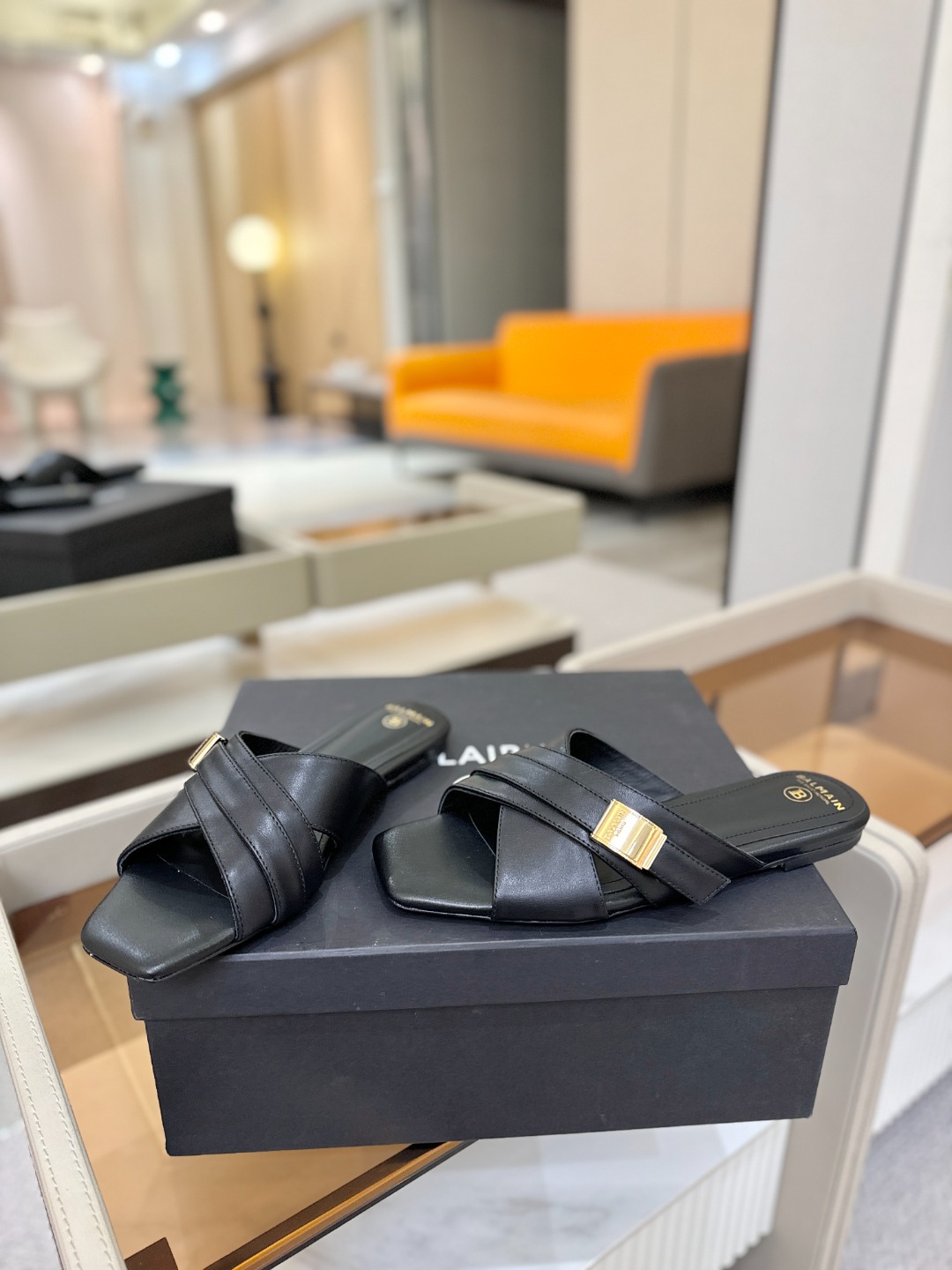 Balmain巴尔曼走秀时装 👄嘴唇时髦平底拖巴尔曼 愈发別致出众 赶紧来一双巴尔曼小美鞋率性的𝘽𝙖𝙡𝙢