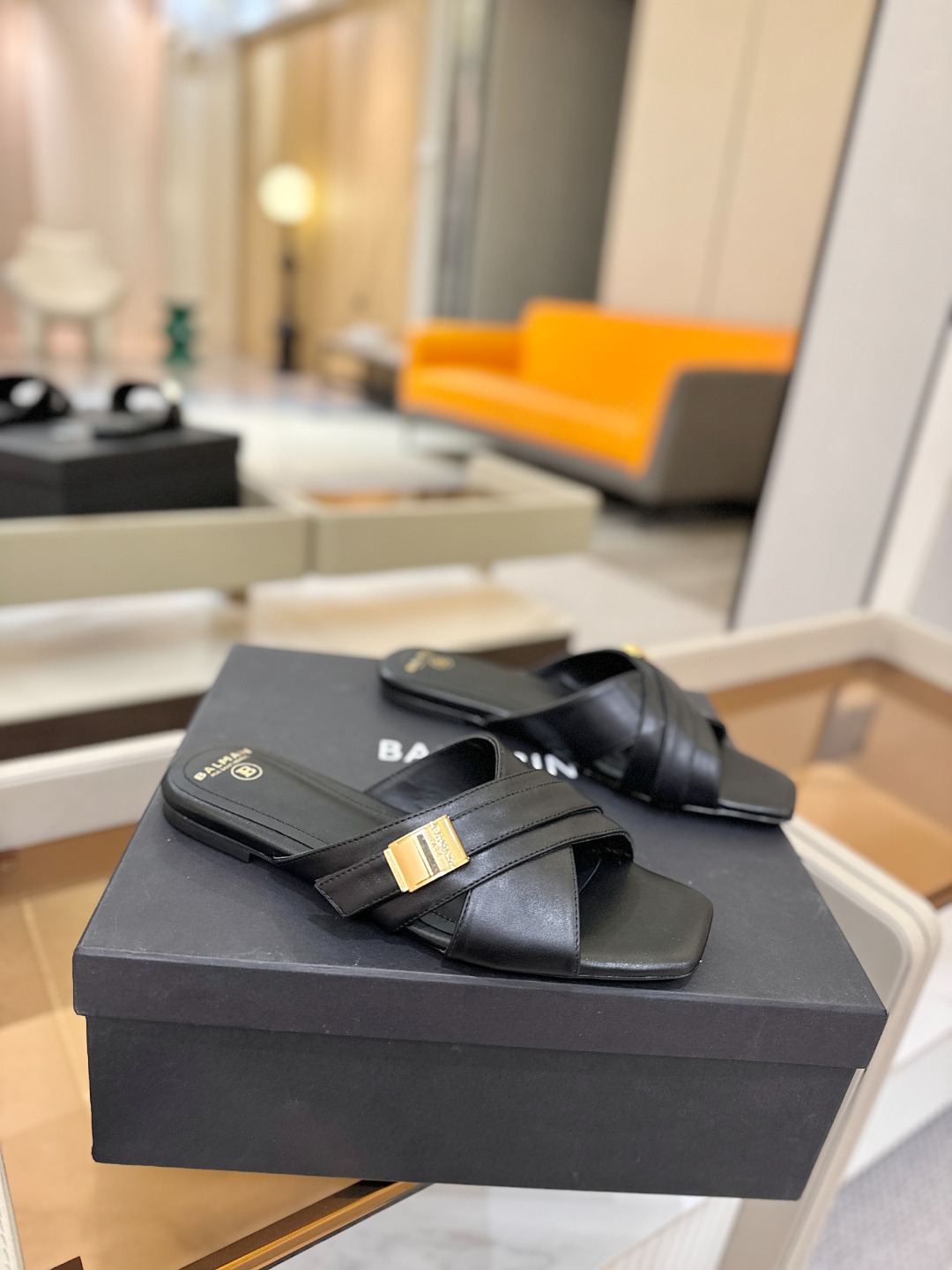 Balmain巴尔曼走秀时装 👄嘴唇时髦平底拖巴尔曼 愈发別致出众 赶紧来一双巴尔曼小美鞋率性的𝘽𝙖𝙡𝙢
