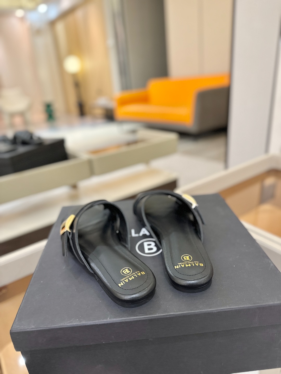 Balmain巴尔曼走秀时装 👄嘴唇时髦平底拖巴尔曼 愈发別致出众 赶紧来一双巴尔曼小美鞋率性的𝘽𝙖𝙡𝙢