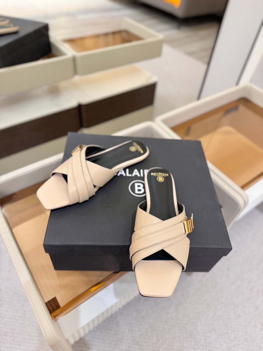 Balmain巴尔曼走秀时装 👄嘴唇时髦平底拖巴尔曼 愈发別致出众 赶紧来一双巴尔曼小美鞋率性的𝘽𝙖𝙡𝙢