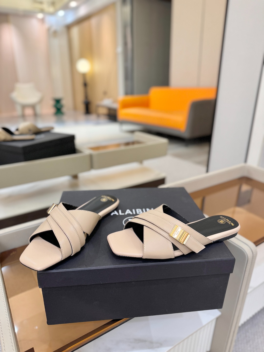 Balmain巴尔曼走秀时装 👄嘴唇时髦平底拖巴尔曼 愈发別致出众 赶紧来一双巴尔曼小美鞋率性的𝘽𝙖𝙡𝙢