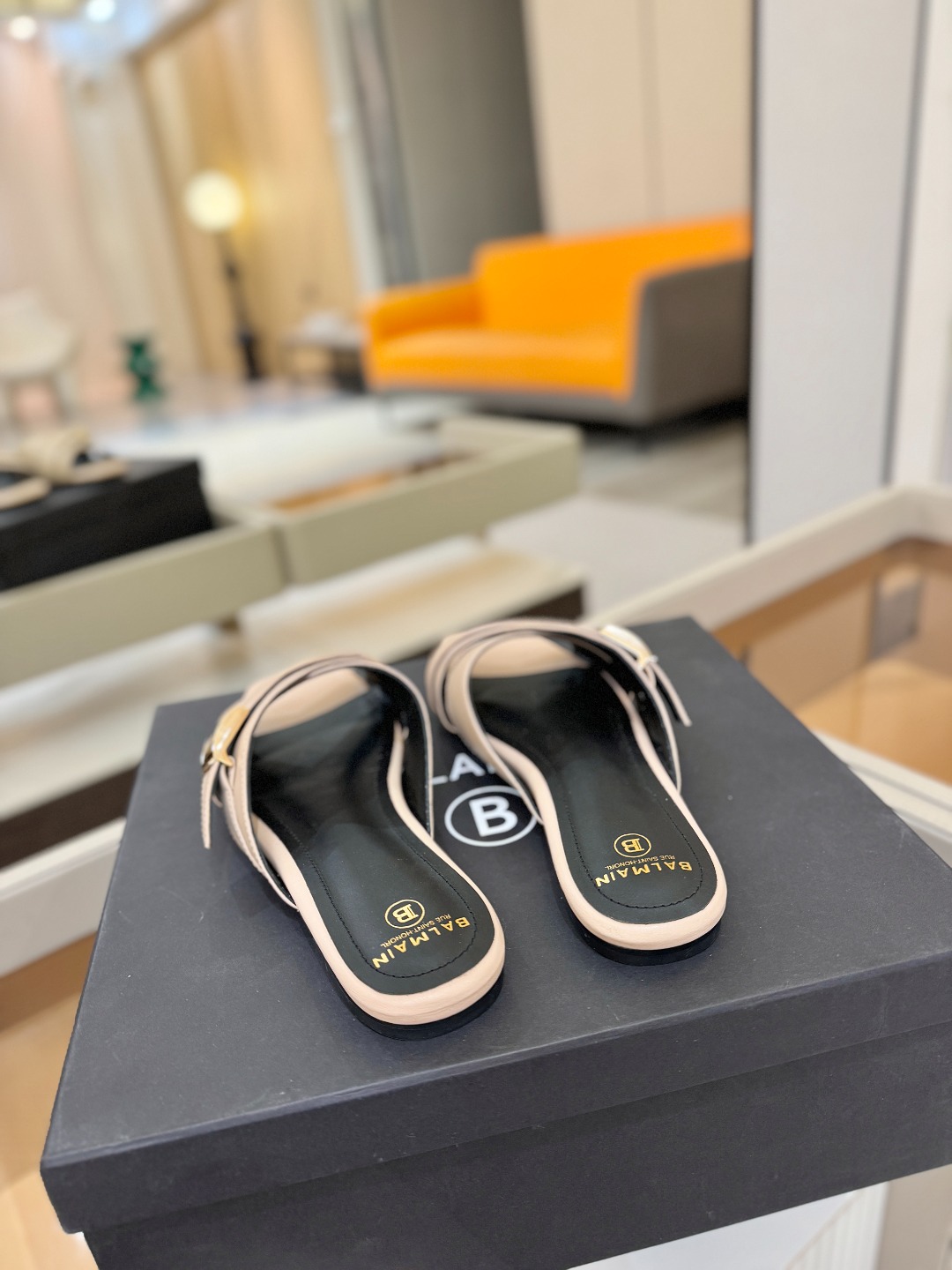 Balmain巴尔曼走秀时装 👄嘴唇时髦平底拖巴尔曼 愈发別致出众 赶紧来一双巴尔曼小美鞋率性的𝘽𝙖𝙡𝙢