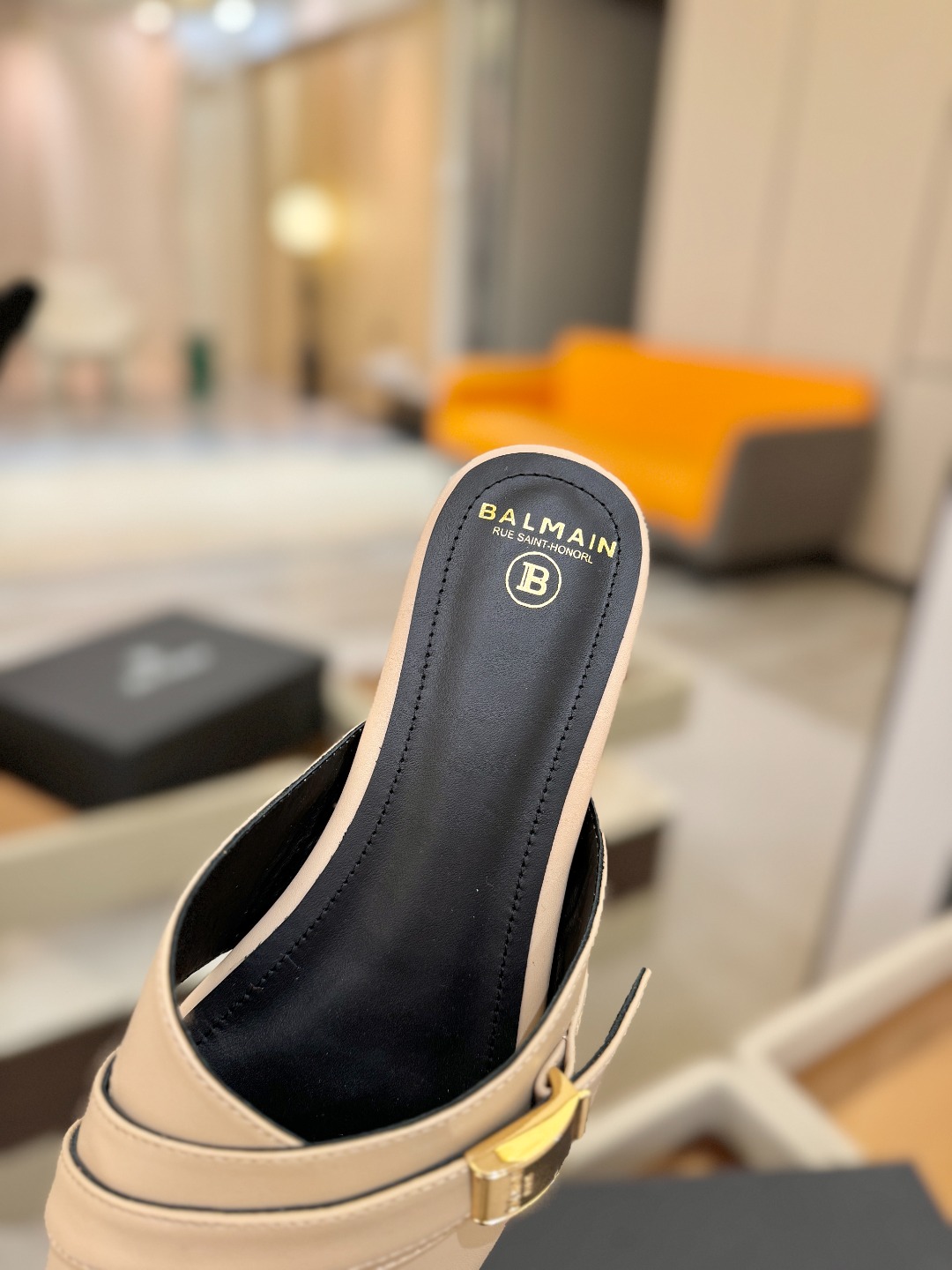 Balmain巴尔曼走秀时装 👄嘴唇时髦平底拖巴尔曼 愈发別致出众 赶紧来一双巴尔曼小美鞋率性的𝘽𝙖𝙡𝙢