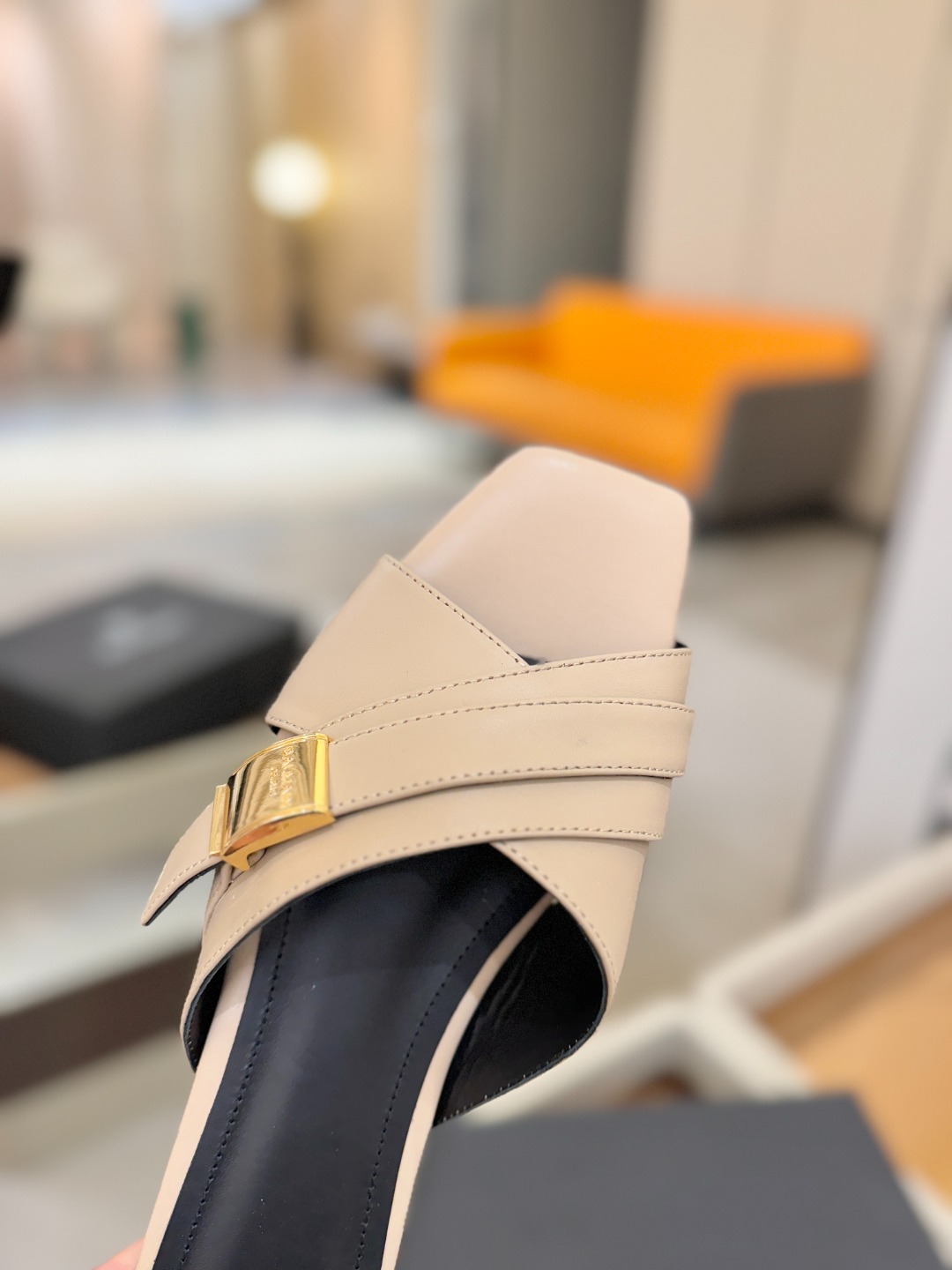 Balmain巴尔曼走秀时装 👄嘴唇时髦平底拖巴尔曼 愈发別致出众 赶紧来一双巴尔曼小美鞋率性的𝘽𝙖𝙡𝙢