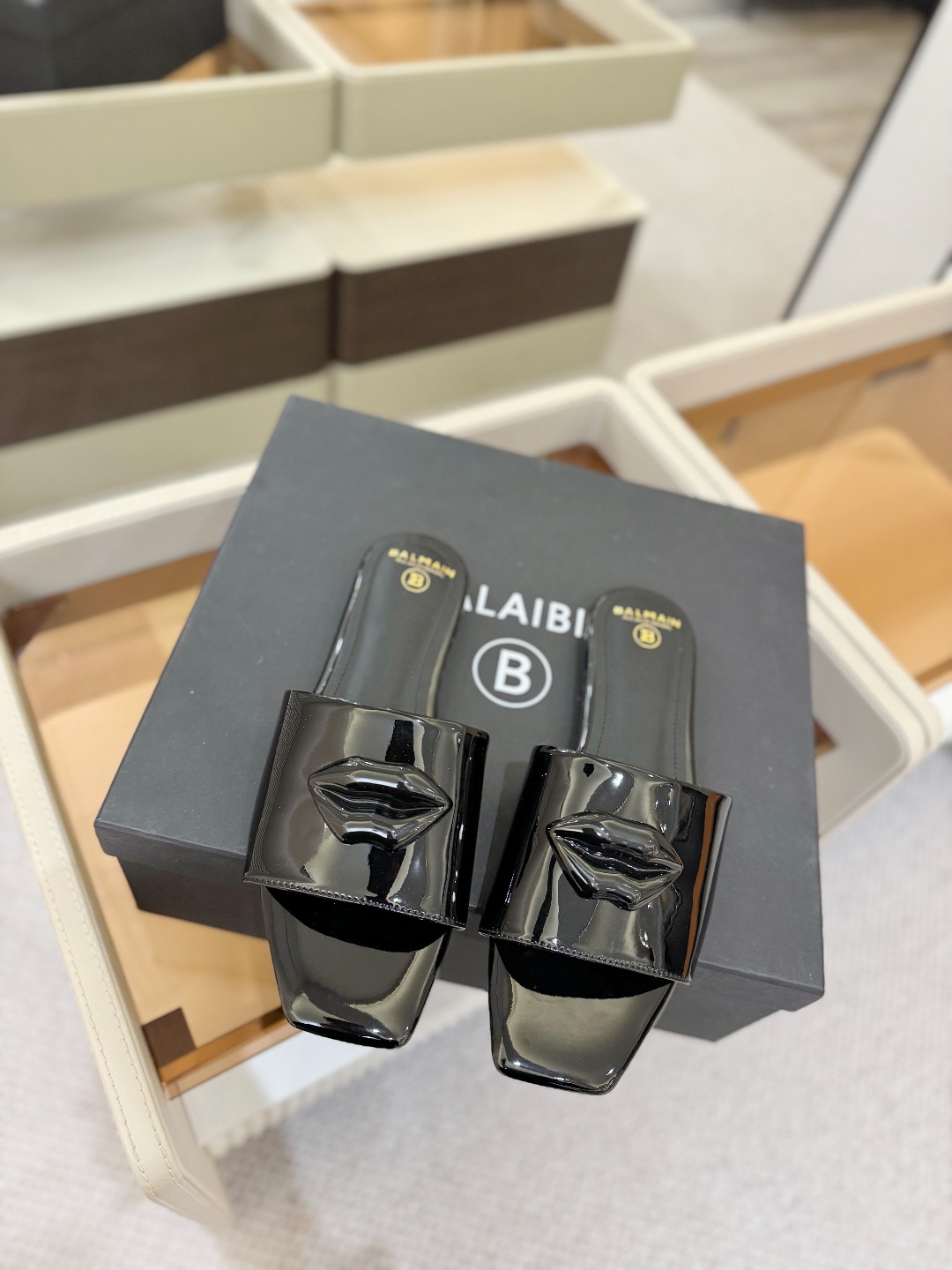 Balmain巴尔曼走秀时装 👄嘴唇时髦平底拖巴尔曼 愈发別致出众 赶紧来一双巴尔曼小美鞋率性的𝘽𝙖𝙡𝙢