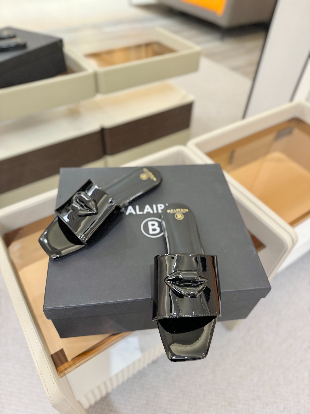 Balmain巴尔曼走秀时装 👄嘴唇时髦平底拖巴尔曼 愈发別致出众 赶紧来一双巴尔曼小美鞋率性的𝘽𝙖𝙡𝙢