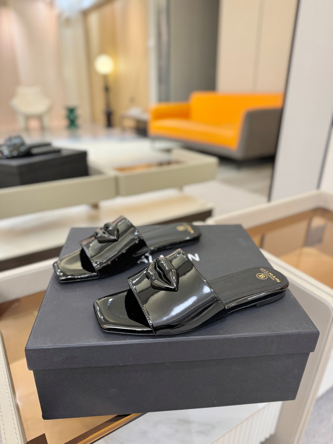 Balmain巴尔曼走秀时装 👄嘴唇时髦平底拖巴尔曼 愈发別致出众 赶紧来一双巴尔曼小美鞋率性的𝘽𝙖𝙡𝙢