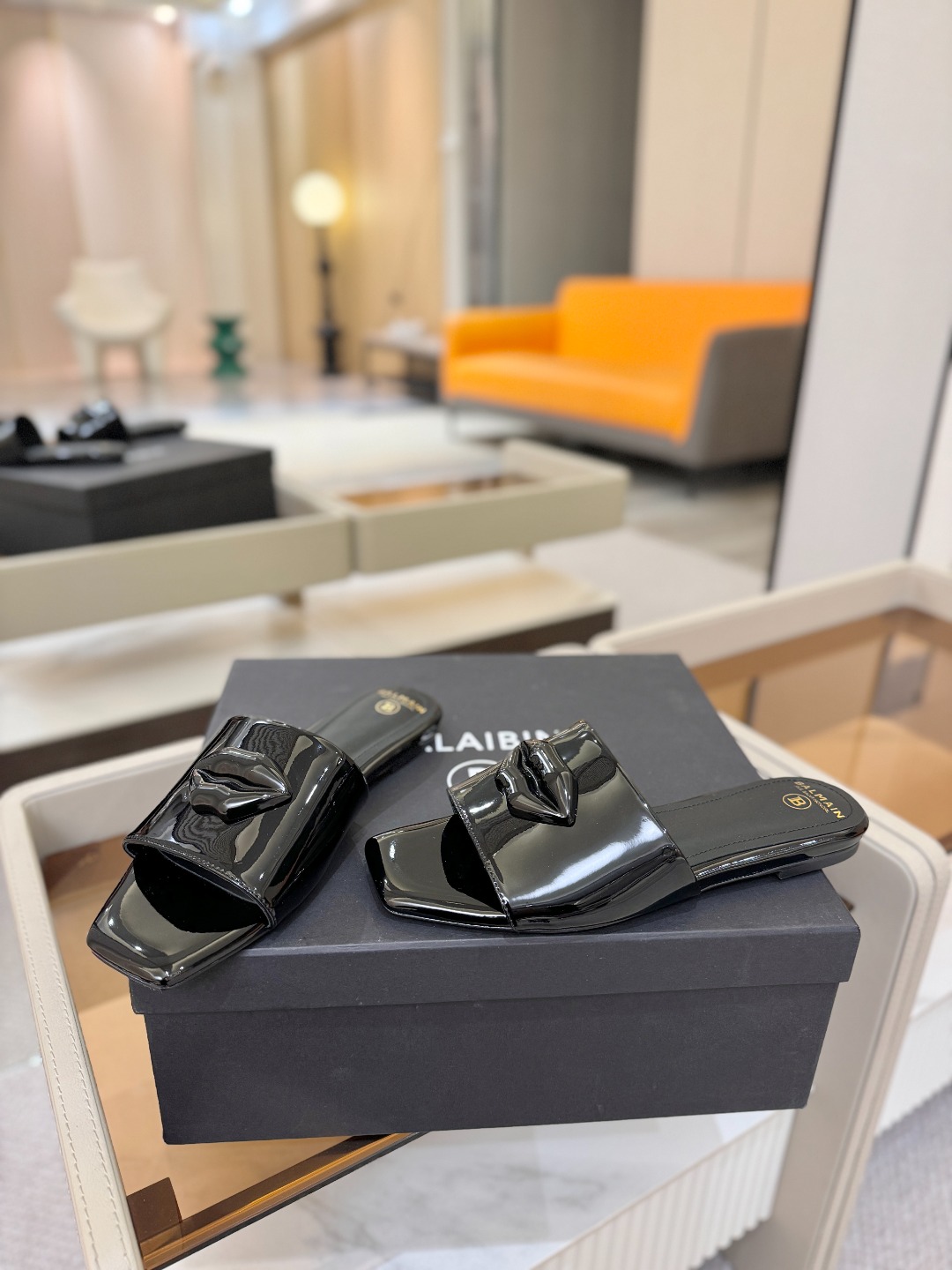 Balmain巴尔曼走秀时装 👄嘴唇时髦平底拖巴尔曼 愈发別致出众 赶紧来一双巴尔曼小美鞋率性的𝘽𝙖𝙡𝙢