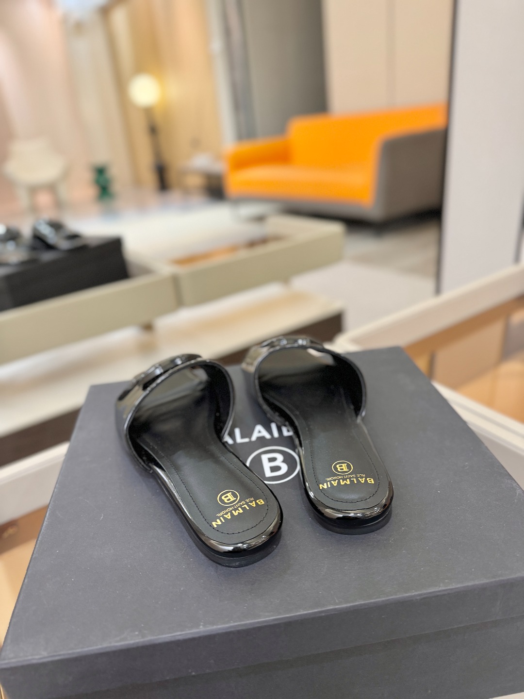 Balmain巴尔曼走秀时装 👄嘴唇时髦平底拖巴尔曼 愈发別致出众 赶紧来一双巴尔曼小美鞋率性的𝘽𝙖𝙡𝙢