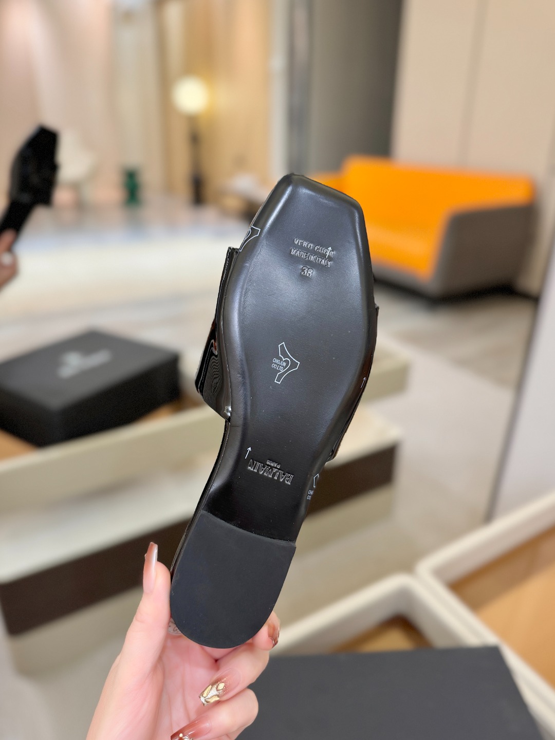 Balmain巴尔曼走秀时装 👄嘴唇时髦平底拖巴尔曼 愈发別致出众 赶紧来一双巴尔曼小美鞋率性的𝘽𝙖𝙡𝙢