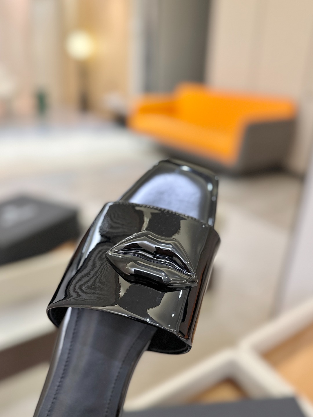 Balmain巴尔曼走秀时装 👄嘴唇时髦平底拖巴尔曼 愈发別致出众 赶紧来一双巴尔曼小美鞋率性的𝘽𝙖𝙡𝙢