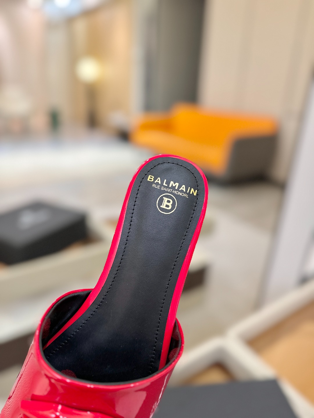 Balmain巴尔曼走秀时装 👄嘴唇时髦平底拖巴尔曼 愈发別致出众 赶紧来一双巴尔曼小美鞋率性的𝘽𝙖𝙡𝙢