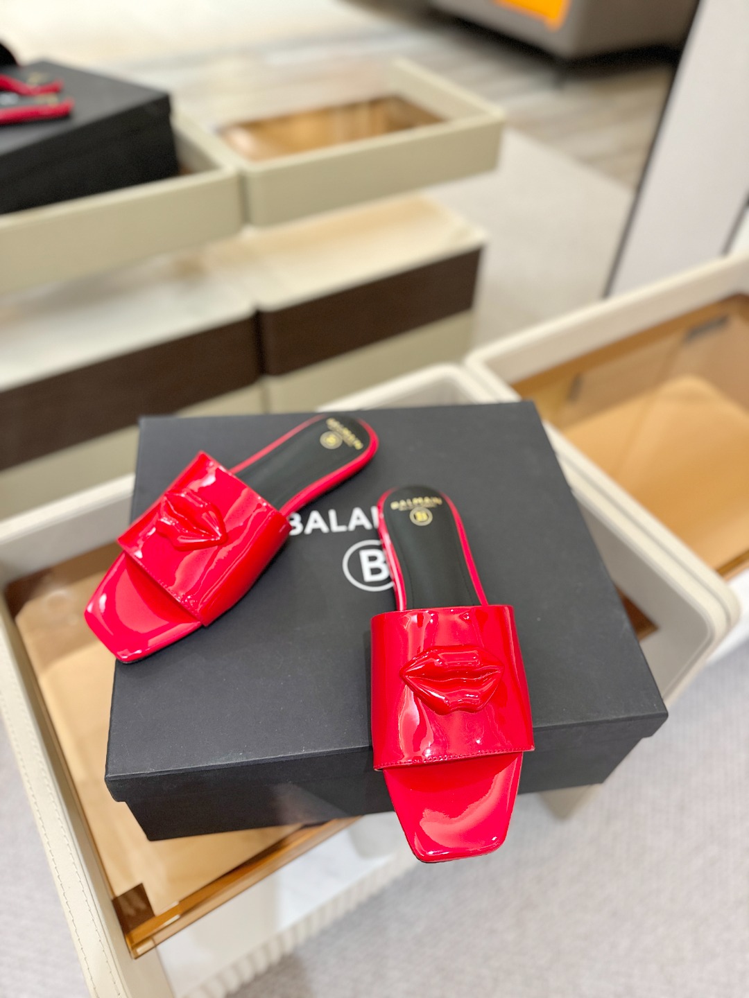 Balmain巴尔曼走秀时装 👄嘴唇时髦平底拖巴尔曼 愈发別致出众 赶紧来一双巴尔曼小美鞋率性的𝘽𝙖𝙡𝙢