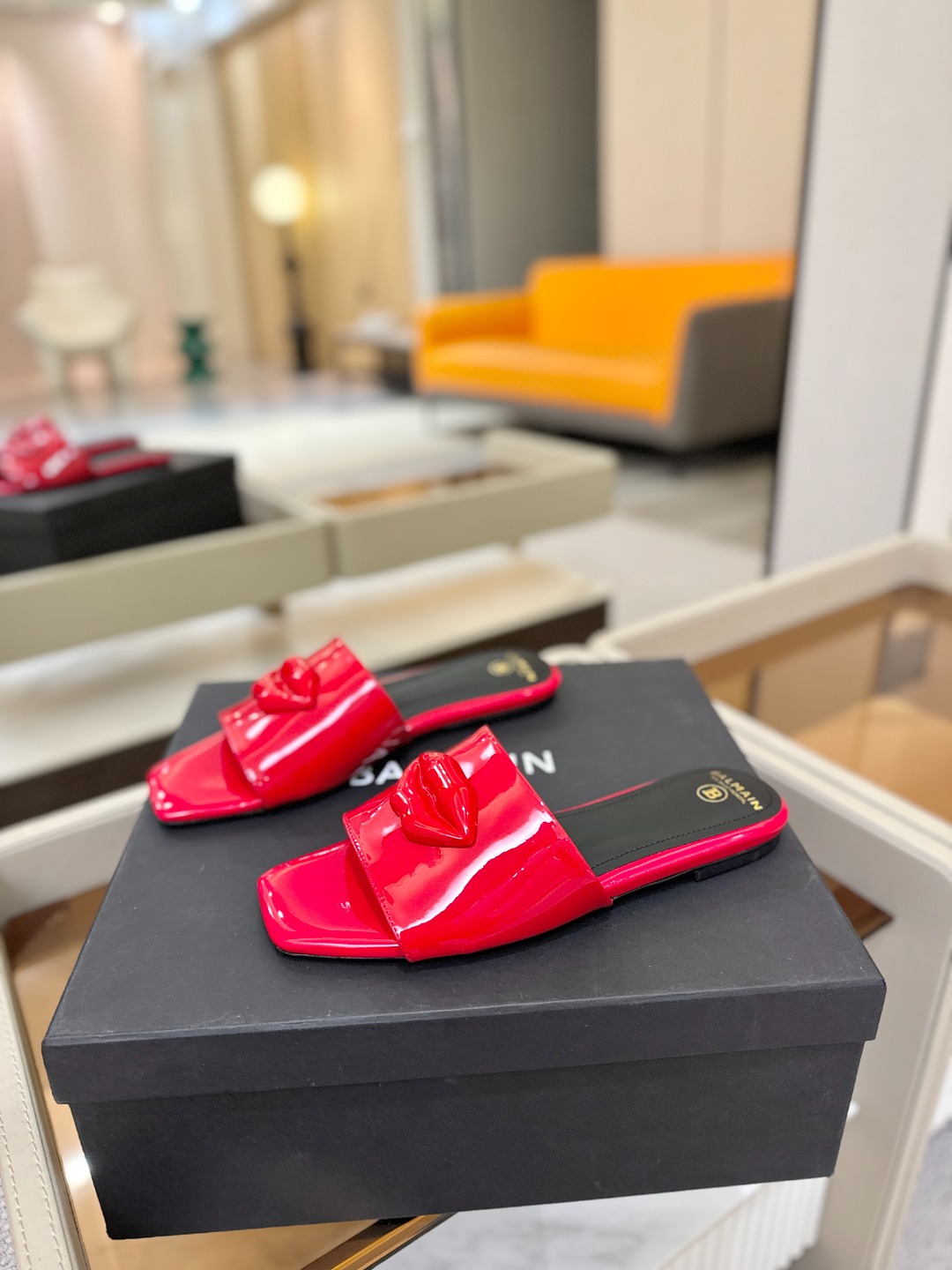 Balmain巴尔曼走秀时装 👄嘴唇时髦平底拖巴尔曼 愈发別致出众 赶紧来一双巴尔曼小美鞋率性的𝘽𝙖𝙡𝙢