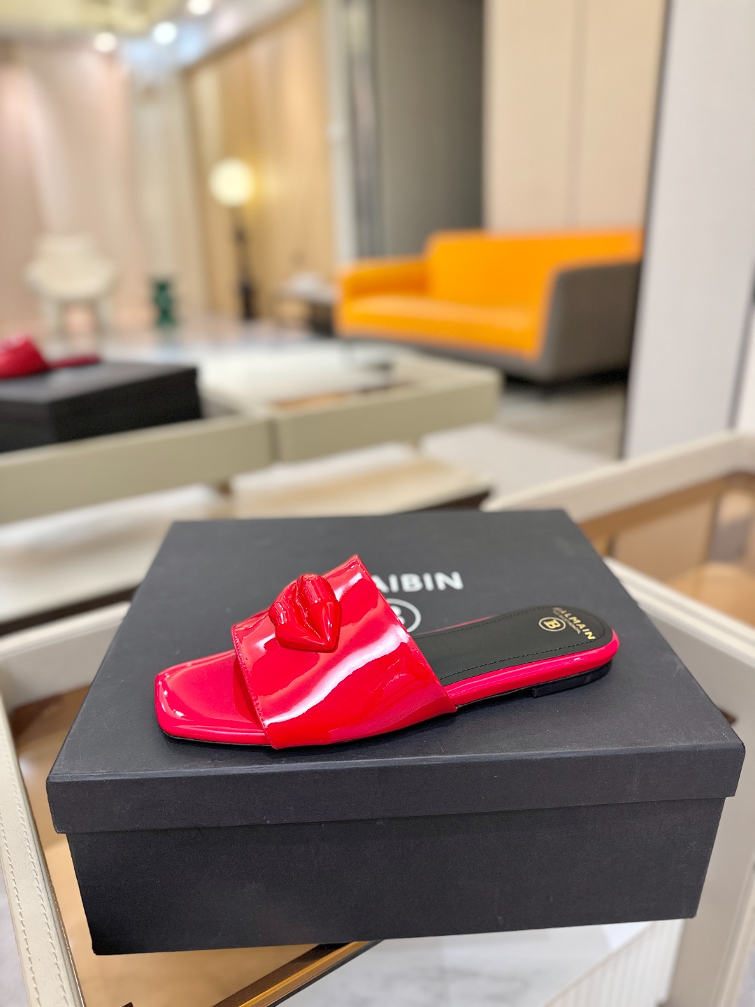 Balmain巴尔曼走秀时装 👄嘴唇时髦平底拖巴尔曼 愈发別致出众 赶紧来一双巴尔曼小美鞋率性的𝘽𝙖𝙡𝙢