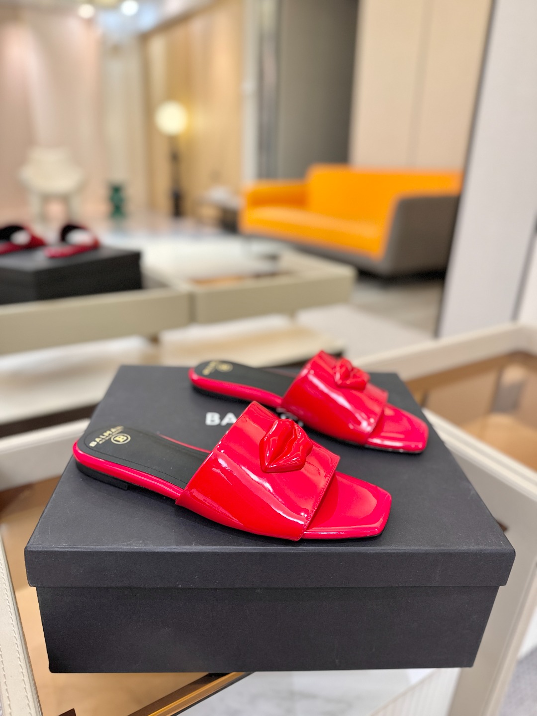 Balmain巴尔曼走秀时装 👄嘴唇时髦平底拖巴尔曼 愈发別致出众 赶紧来一双巴尔曼小美鞋率性的𝘽𝙖𝙡𝙢