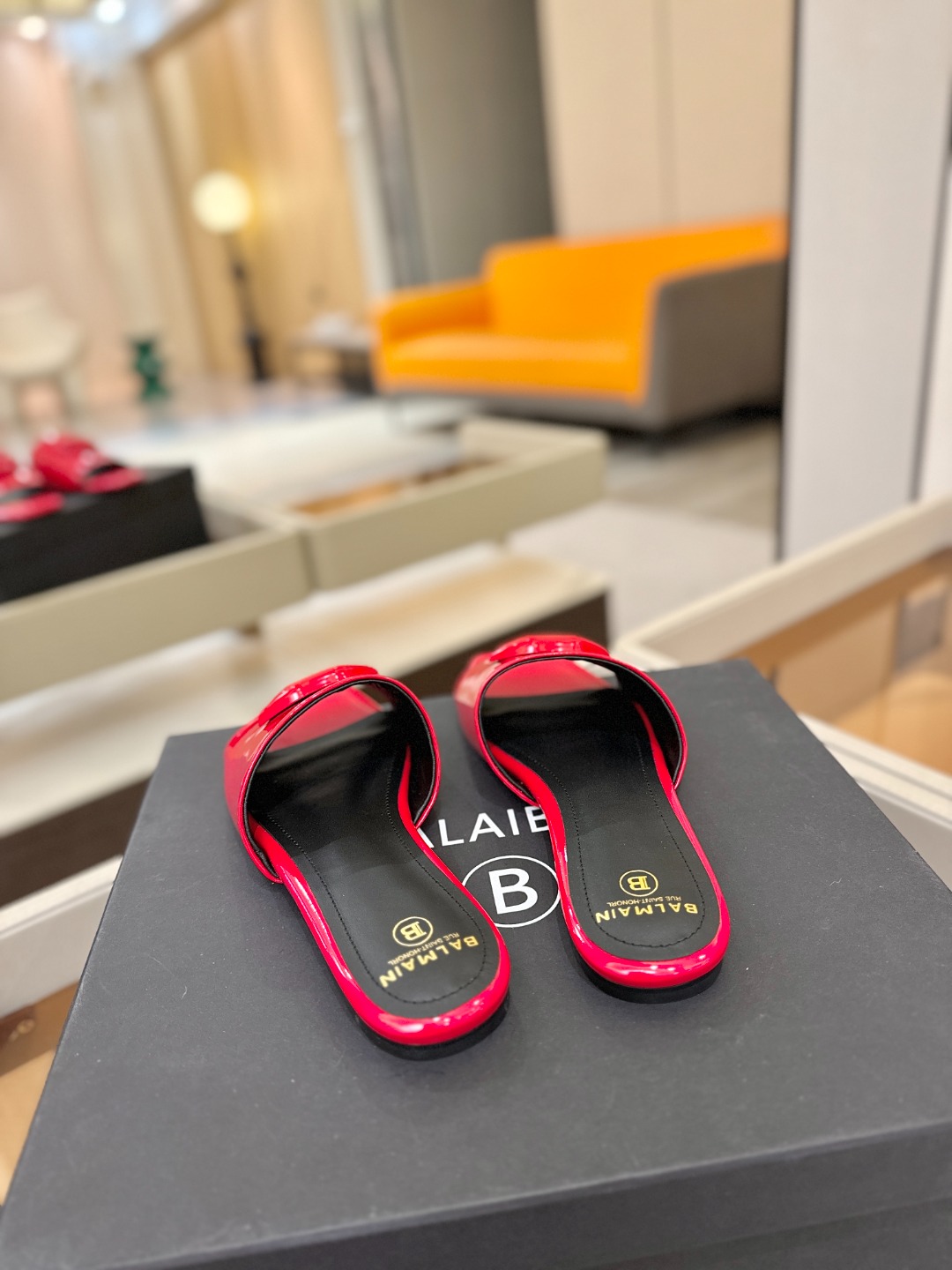 Balmain巴尔曼走秀时装 👄嘴唇时髦平底拖巴尔曼 愈发別致出众 赶紧来一双巴尔曼小美鞋率性的𝘽𝙖𝙡𝙢