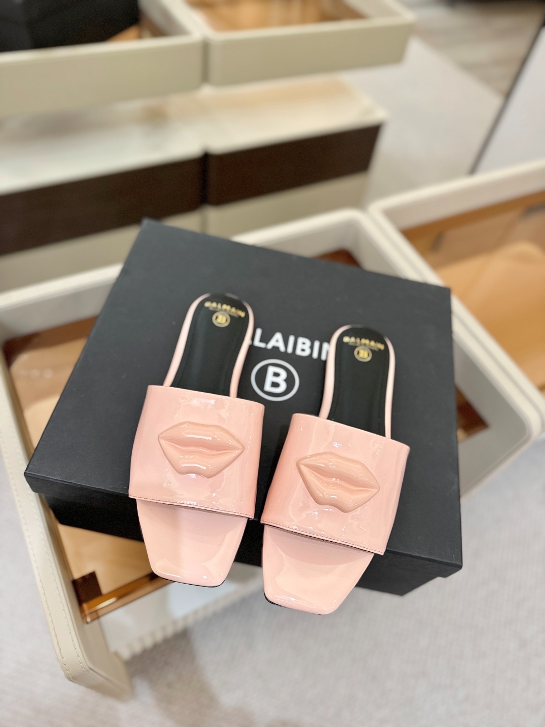 Balmain巴尔曼走秀时装 👄嘴唇时髦平底拖巴尔曼 愈发別致出众 赶紧来一双巴尔曼小美鞋率性的𝘽𝙖𝙡𝙢