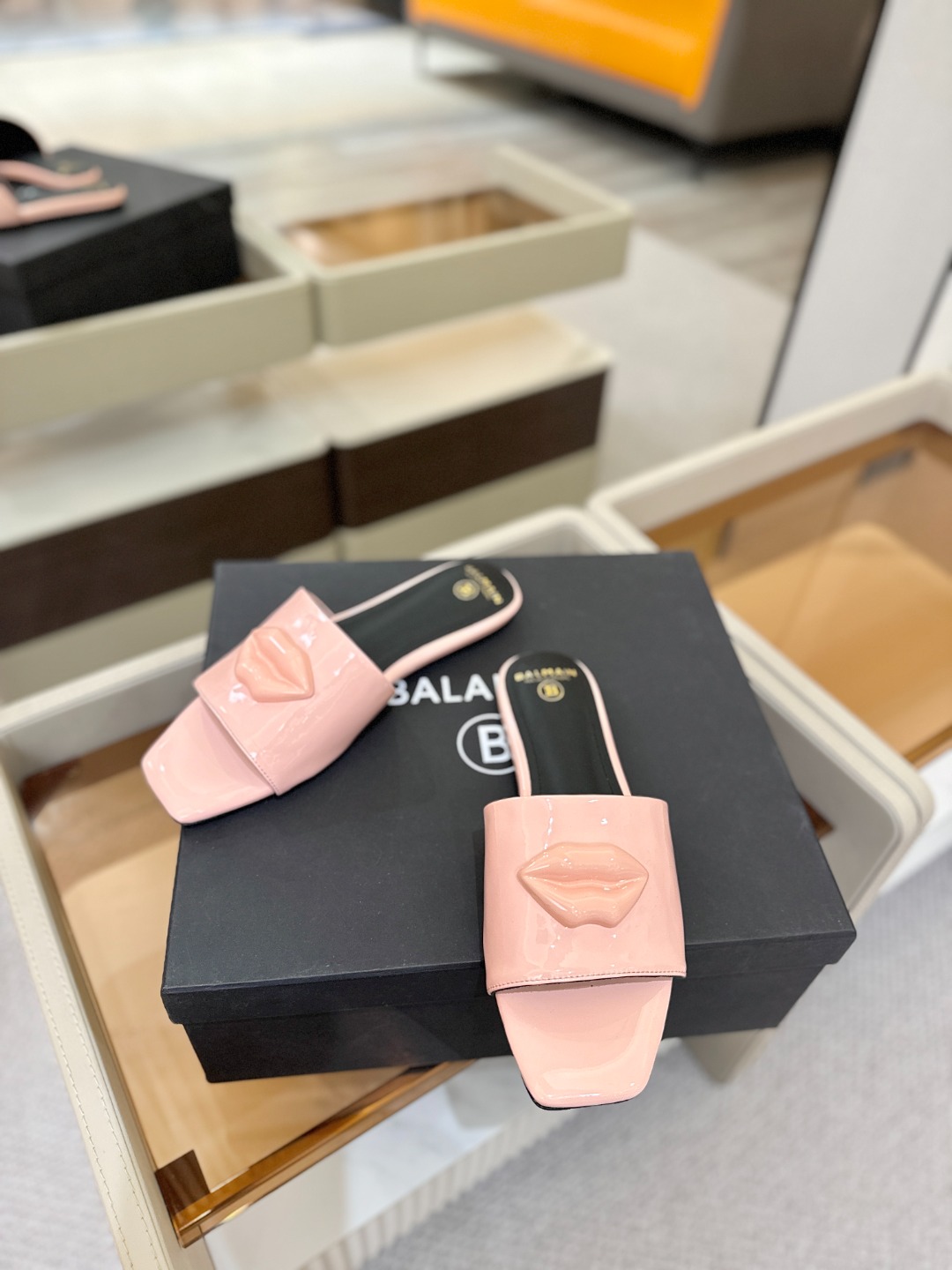 Balmain巴尔曼走秀时装 👄嘴唇时髦平底拖巴尔曼 愈发別致出众 赶紧来一双巴尔曼小美鞋率性的𝘽𝙖𝙡𝙢