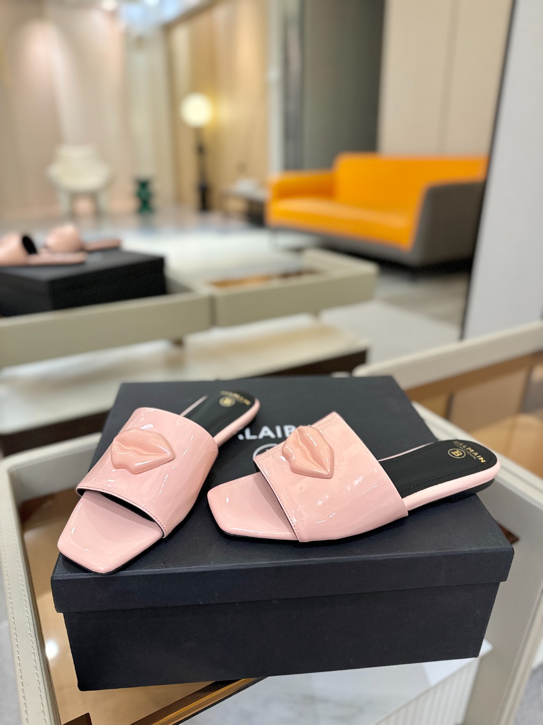 Balmain巴尔曼走秀时装 👄嘴唇时髦平底拖巴尔曼 愈发別致出众 赶紧来一双巴尔曼小美鞋率性的𝘽𝙖𝙡𝙢