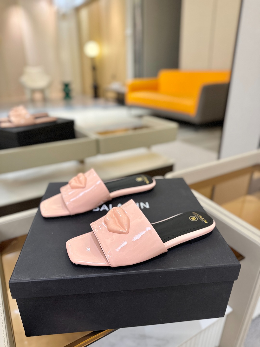 Balmain巴尔曼走秀时装 👄嘴唇时髦平底拖巴尔曼 愈发別致出众 赶紧来一双巴尔曼小美鞋率性的𝘽𝙖𝙡𝙢