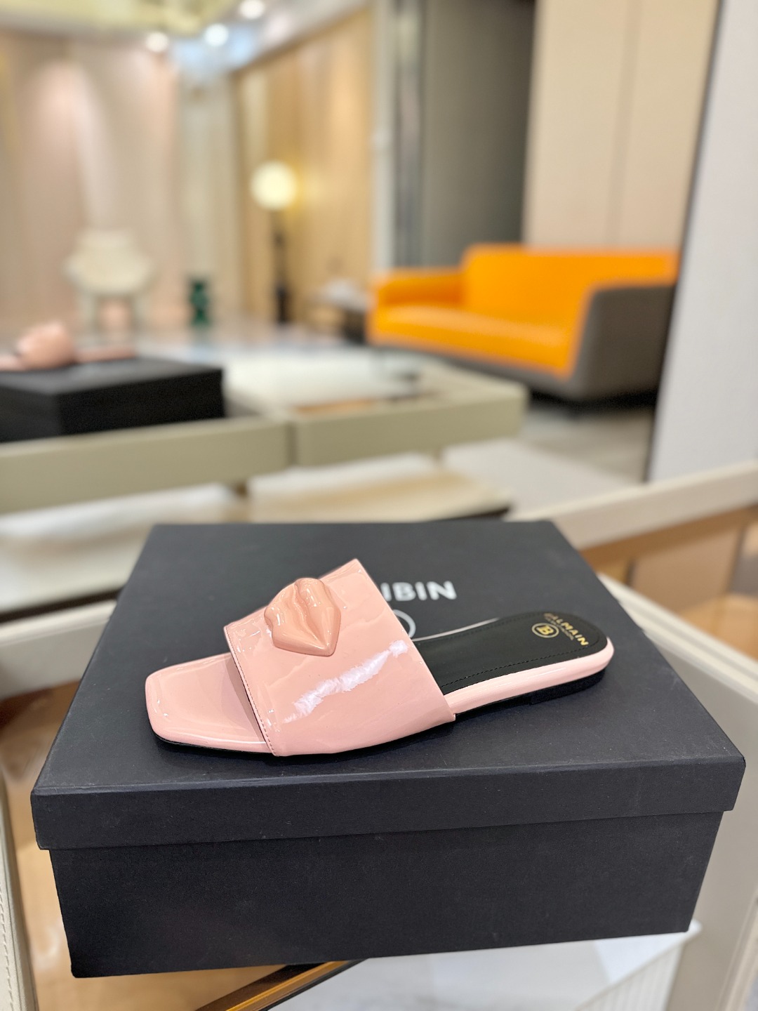 NO:679253,Price Balmain catwalk fashion, fashionable lips and flat slippers. Balmain is becoming more and more chic and outstanding. Hurry up and get a pair of Balmain shoes. They are frank, invincible and beautiful! This sandal is really impressive. The material is imported patent leather. The lining is imported cowhide. The heel is high and flat. The outsole is imported Italian leather. The buckle is the original buckle. The size is 36--42 (40.41.42 customization is not returnable). Slippers, balmain, balmain, slippers, cowhide, Leather soles19860909价格 Balmain巴尔曼走秀时装 嘴唇时髦平底拖 巴尔曼 愈发別致出众 赶紧来一双巴尔曼小美鞋率性的 无敌气场无敌好看！这凉拖真是气势十足 材质进口漆皮 内里进口牛皮 跟高平底 大底意大利进口真皮大底 饰扣 原版饰扣开模 码数 36--42（40.41.42定制不退换）,拖鞋,balmain,balmain,slippers,cowhide,Leather soles,Women's Shoes