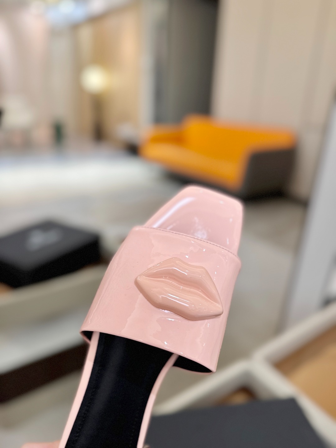 Balmain巴尔曼走秀时装 👄嘴唇时髦平底拖巴尔曼 愈发別致出众 赶紧来一双巴尔曼小美鞋率性的𝘽𝙖𝙡𝙢