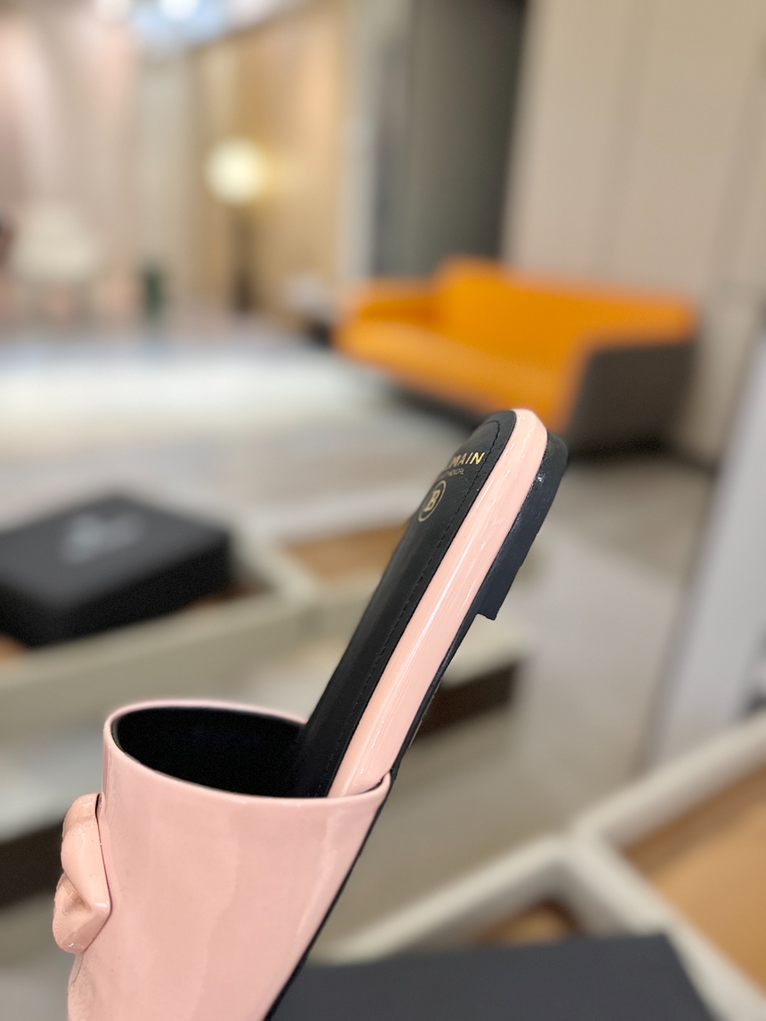 Balmain巴尔曼走秀时装 👄嘴唇时髦平底拖巴尔曼 愈发別致出众 赶紧来一双巴尔曼小美鞋率性的𝘽𝙖𝙡𝙢