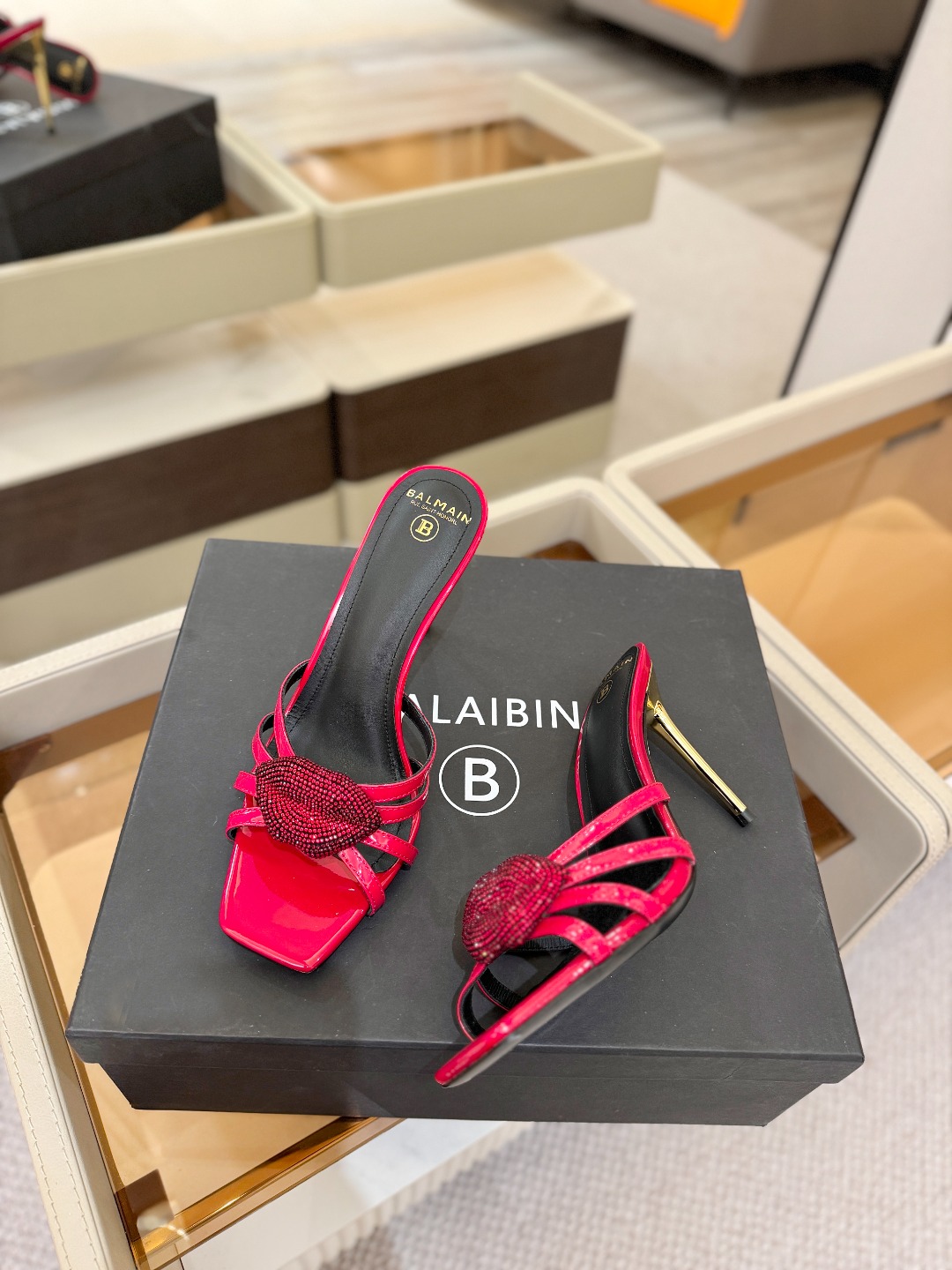 巴尔曼 走秀时装 👄嘴唇时髦高跟拖鞋𝘽𝙖𝙡𝙢𝙖𝙞𝙣巴尔曼 愈发別致出众 赶紧来一双巴尔曼小美鞋率性的𝘽𝙖