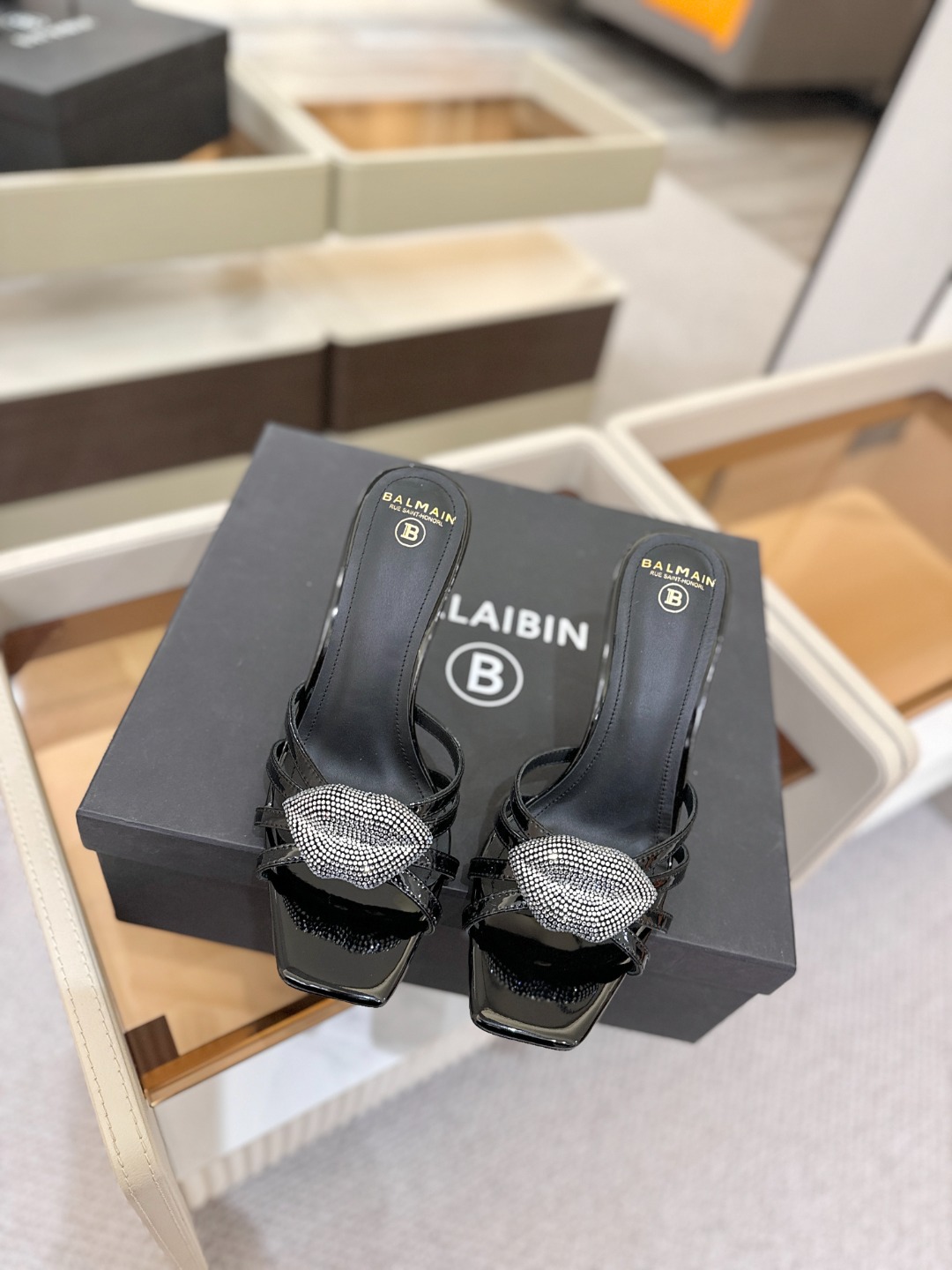 巴尔曼 走秀时装 👄嘴唇时髦高跟拖鞋𝘽𝙖𝙡𝙢𝙖𝙞𝙣巴尔曼 愈发別致出众 赶紧来一双巴尔曼小美鞋率性的𝘽𝙖