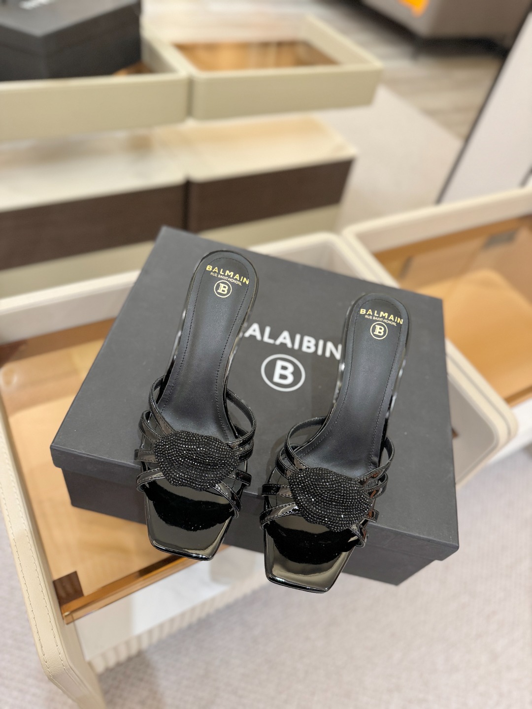 巴尔曼 走秀时装 👄嘴唇时髦高跟拖鞋𝘽𝙖𝙡𝙢𝙖𝙞𝙣巴尔曼 愈发別致出众 赶紧来一双巴尔曼小美鞋率性的𝘽𝙖