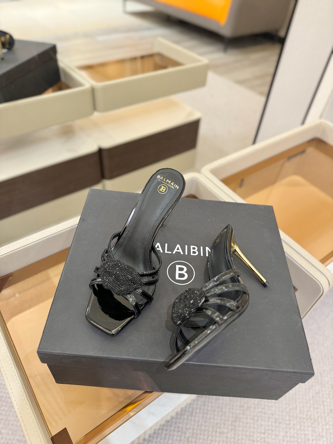 巴尔曼 走秀时装 👄嘴唇时髦高跟拖鞋𝘽𝙖𝙡𝙢𝙖𝙞𝙣巴尔曼 愈发別致出众 赶紧来一双巴尔曼小美鞋率性的𝘽𝙖