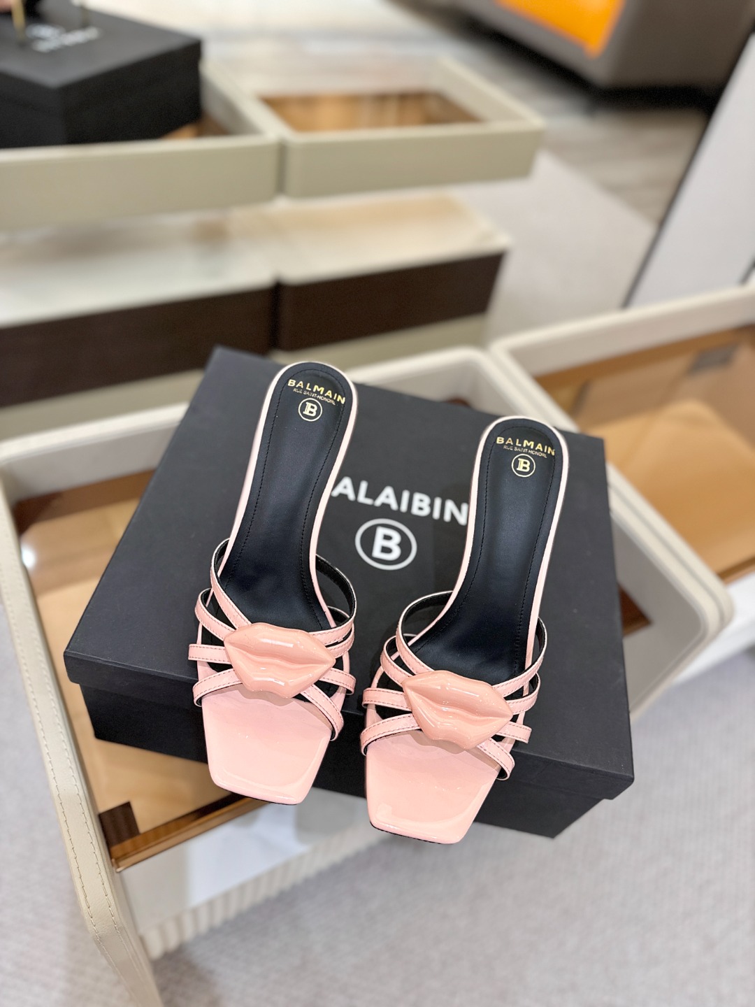 巴尔曼 走秀时装 👄嘴唇时髦高跟拖鞋𝘽𝙖𝙡𝙢𝙖𝙞𝙣巴尔曼 愈发別致出众 赶紧来一双巴尔曼小美鞋率性的𝘽𝙖