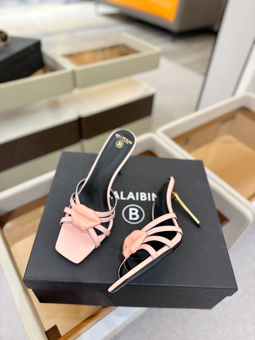 巴尔曼 走秀时装 👄嘴唇时髦高跟拖鞋𝘽𝙖𝙡𝙢𝙖𝙞𝙣巴尔曼 愈发別致出众 赶紧来一双巴尔曼小美鞋率性的𝘽𝙖